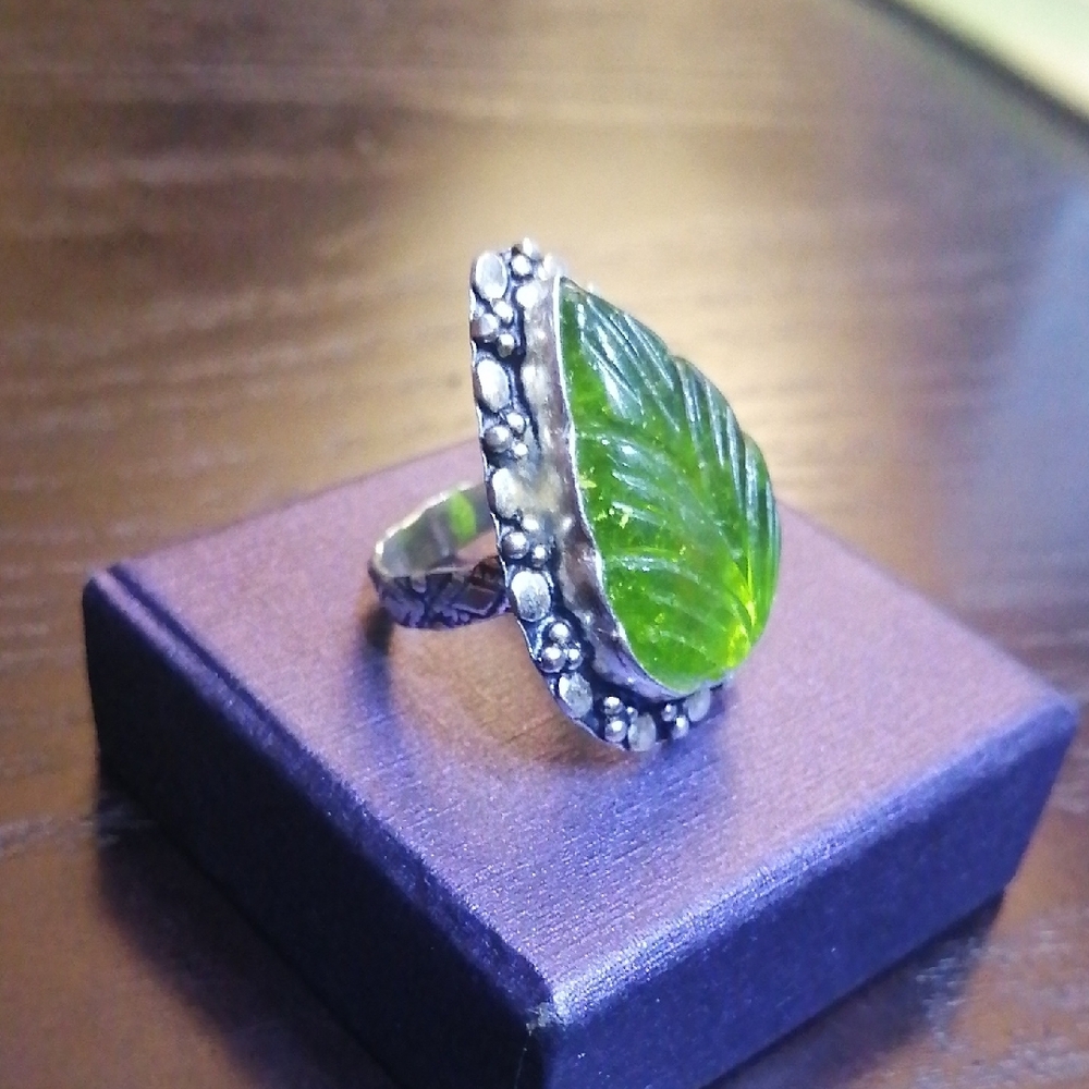 Carved Green Stone Leaf Teardrop Silver Plated Ring Size 7.5
